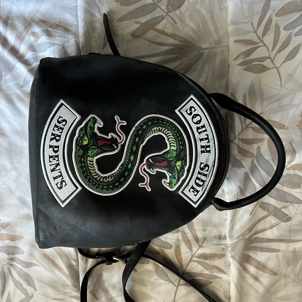 Hi there I’m selling this mini backpack from the tv series hot topic